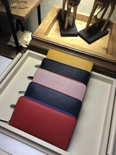 Giầy là bạn thân thiết đối với chúng ta trên mỗi chặng đường