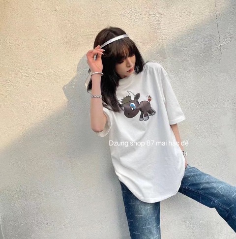Áo thun cộc tay món đồ quen thuộc vào mùa hè với tất cả các cô gái. Với những cách phối đồ cùng chiếc áo này dưới đây sẽ giúp các nàng thêm tự tin, năng động đón hè.
