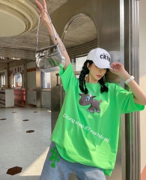 Áo thun cộc tay món đồ quen thuộc vào mùa hè với tất cả các cô gái. Với những cách phối đồ cùng chiếc áo này dưới đây sẽ giúp các nàng thêm tự tin, năng động đón hè.