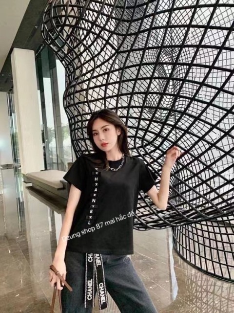 Áo thun cộc tay món đồ quen thuộc vào mùa hè với tất cả các cô gái. Với những cách phối đồ cùng chiếc áo này dưới đây sẽ giúp các nàng thêm tự tin, năng động đón hè.