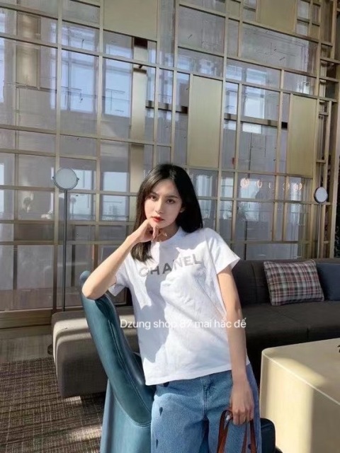 Áo thun cộc tay món đồ quen thuộc vào mùa hè với tất cả các cô gái. Với những cách phối đồ cùng chiếc áo này dưới đây sẽ giúp các nàng thêm tự tin, năng động đón hè.