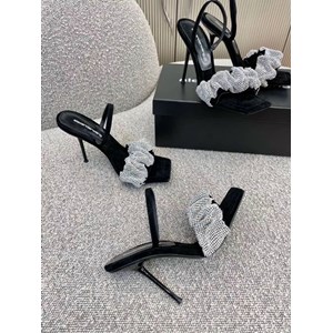 Tôi nghĩ bất kì người phụ nữ nào cũng có thể lột xác chỉ bằng một chiếc váy xinh đẹp và giày cao gót. Giày cao gót tiếp thêm sức mạnh cho phụ nữ bằng một cách nào đó.