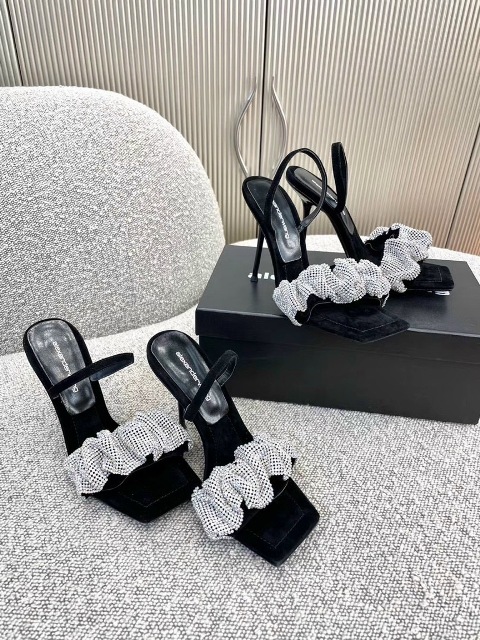 Tôi nghĩ bất kì người phụ nữ nào cũng có thể lột xác chỉ bằng một chiếc váy xinh đẹp và giày cao gót. Giày cao gót tiếp thêm sức mạnh cho phụ nữ bằng một cách nào đó.