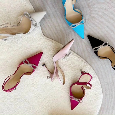 Tôi nghĩ bất kì người phụ nữ nào cũng có thể lột xác chỉ bằng một chiếc váy xinh đẹp và giày cao gót. Giày cao gót tiếp thêm sức mạnh cho phụ nữ bằng một cách nào đó.