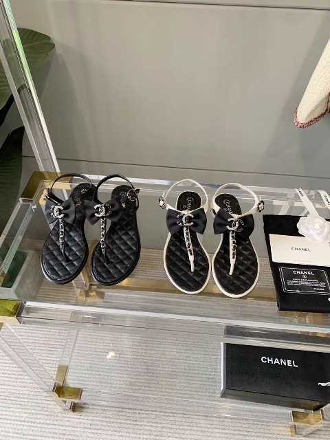 Tôi nghĩ bất kì người phụ nữ nào cũng có thể lột xác chỉ bằng một chiếc váy xinh đẹp và giày cao gót. Giày cao gót tiếp thêm sức mạnh cho phụ nữ bằng một cách nào đó.