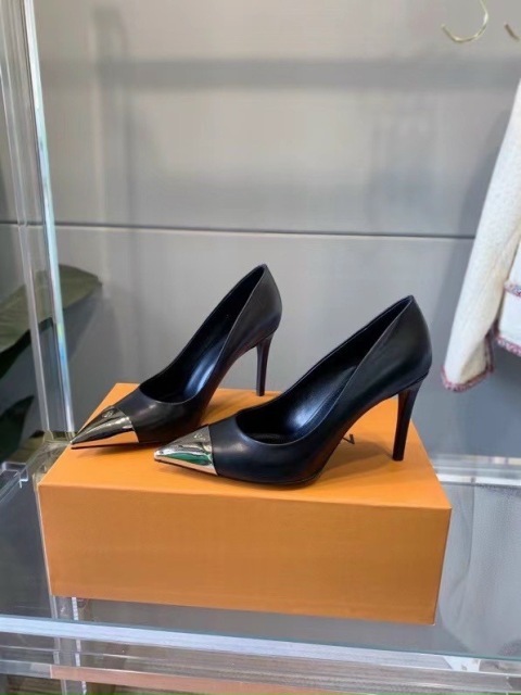 Tôi nghĩ bất kì người phụ nữ nào cũng có thể lột xác chỉ bằng một chiếc váy xinh đẹp và giày cao gót. Giày cao gót tiếp thêm sức mạnh cho phụ nữ bằng một cách nào đó.