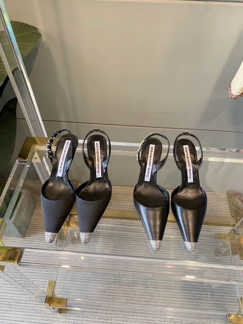 Tôi nghĩ bất kì người phụ nữ nào cũng có thể lột xác chỉ bằng một chiếc váy xinh đẹp và giày cao gót. Giày cao gót tiếp thêm sức mạnh cho phụ nữ bằng một cách nào đó.