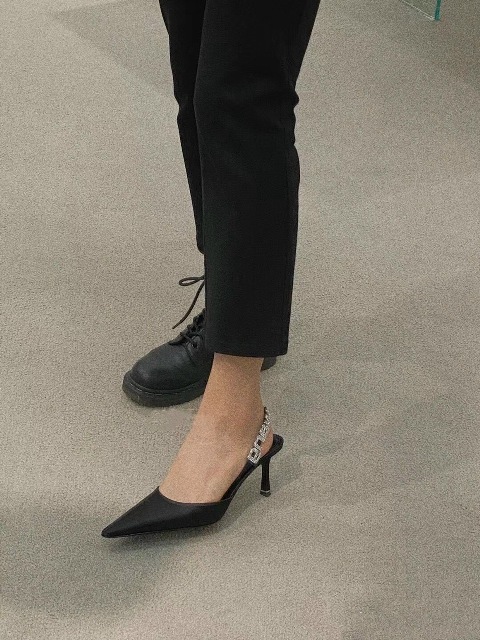 Tôi nghĩ bất kì người phụ nữ nào cũng có thể lột xác chỉ bằng một chiếc váy xinh đẹp và giày cao gót. Giày cao gót tiếp thêm sức mạnh cho phụ nữ bằng một cách nào đó.