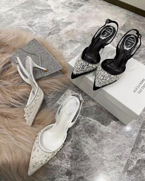 Tôi nghĩ bất kì người phụ nữ nào cũng có thể lột xác chỉ bằng một chiếc váy xinh đẹp và giày cao gót. Giày cao gót tiếp thêm sức mạnh cho phụ nữ bằng một cách nào đó.