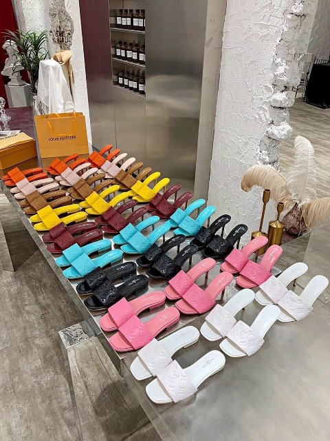 Tôi nghĩ bất kì người phụ nữ nào cũng có thể lột xác chỉ bằng một chiếc váy xinh đẹp và giày cao gót. Giày cao gót tiếp thêm sức mạnh cho phụ nữ bằng một cách nào đó.