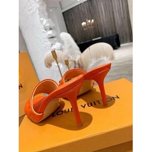 Giày cao gót là phụ kiện thần kỳ của phái đẹp. Một cô gái khi mang giày cao gót trông sẽ thêm phần quyến rũ và cuốn hút.