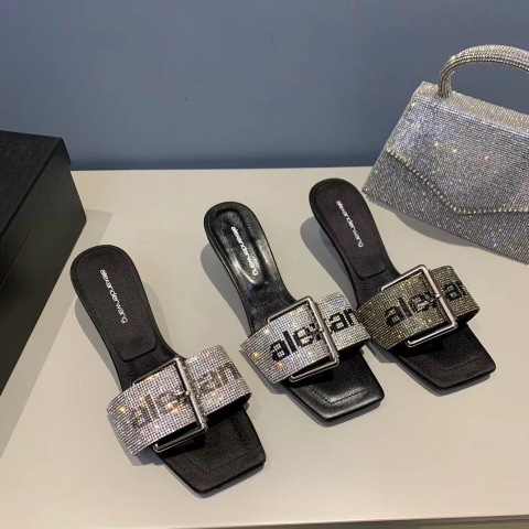 Giày cao gót là phụ kiện thần kỳ của phái đẹp. Một cô gái khi mang giày cao gót trông sẽ thêm phần quyến rũ và cuốn hút.