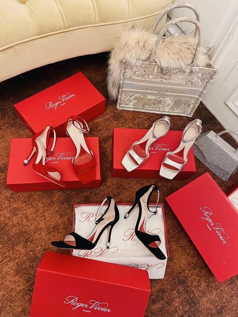 Giày cao gót là phụ kiện thần kỳ của phái đẹp. Một cô gái khi mang giày cao gót trông sẽ thêm phần quyến rũ và cuốn hút.