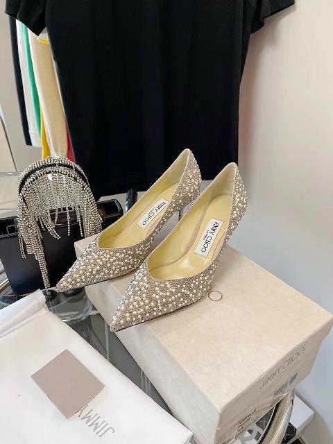 Giày cao gót là phụ kiện thần kỳ của phái đẹp. Một cô gái khi mang giày cao gót trông sẽ thêm phần quyến rũ và cuốn hút.