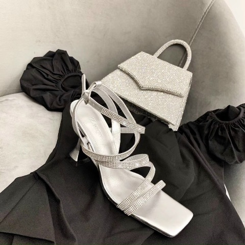 Giày cao gót là phụ kiện thần kỳ của phái đẹp. Một cô gái khi mang giày cao gót trông sẽ thêm phần quyến rũ và cuốn hút.