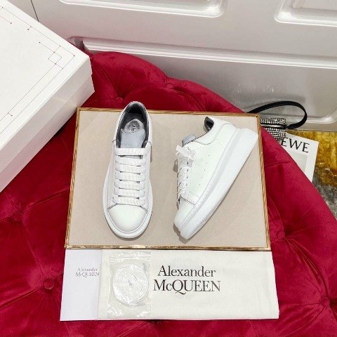 Giầy là bạn thân thiết đối với chúng ta trên mỗi chặng đường