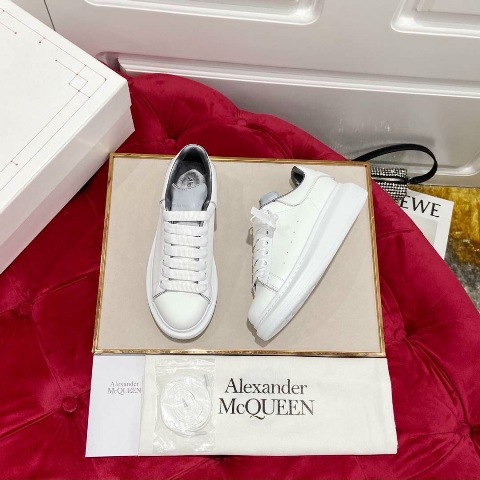 Giày cao gót là phụ kiện thần kỳ của phái đẹp. Một cô gái khi mang giày cao gót trông sẽ thêm phần quyến rũ và cuốn hút.