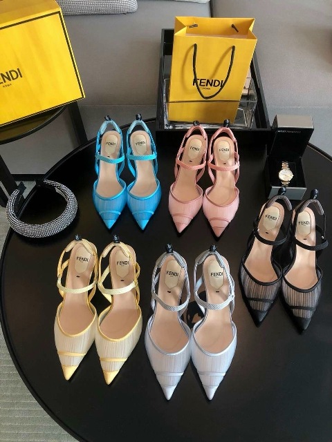 Giày cao gót là phụ kiện thần kỳ của phái đẹp. Một cô gái khi mang giày cao gót trông sẽ thêm phần quyến rũ và cuốn hút.