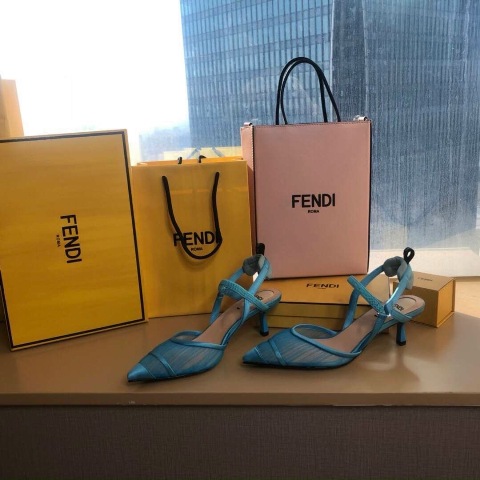 Giày cao gót là phụ kiện thần kỳ của phái đẹp. Một cô gái khi mang giày cao gót trông sẽ thêm phần quyến rũ và cuốn hút.