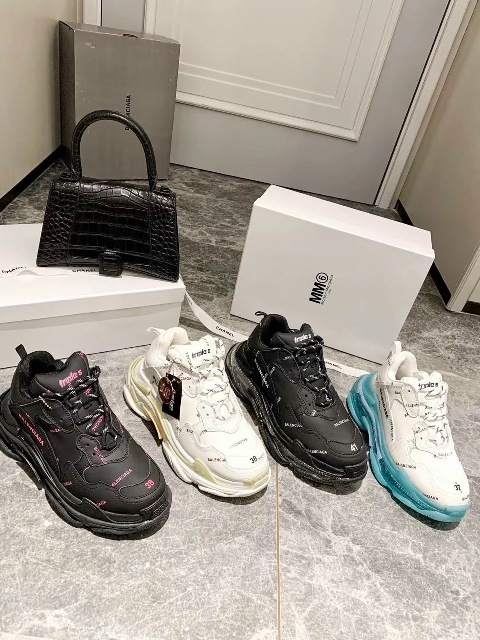 Giày cao gót là phụ kiện thần kỳ của phái đẹp. Một cô gái khi mang giày cao gót trông sẽ thêm phần quyến rũ và cuốn hút.