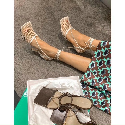 Tôi nghĩ bất kì người phụ nữ nào cũng có thể lột xác chỉ bằng một chiếc váy xinh đẹp và giày cao gót. Giày cao gót tiếp thêm sức mạnh cho phụ nữ bằng một cách nào đó.