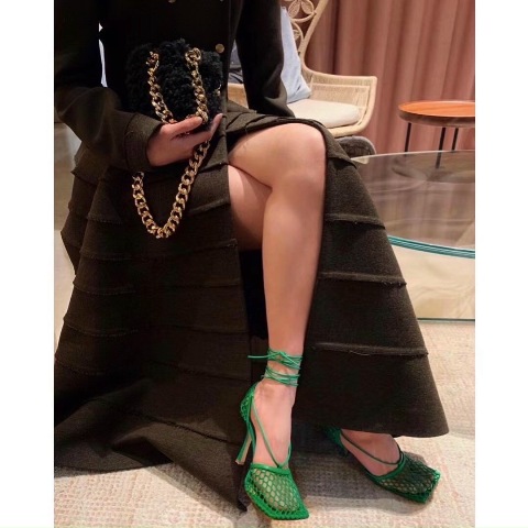 Tôi nghĩ bất kì người phụ nữ nào cũng có thể lột xác chỉ bằng một chiếc váy xinh đẹp và giày cao gót. Giày cao gót tiếp thêm sức mạnh cho phụ nữ bằng một cách nào đó.