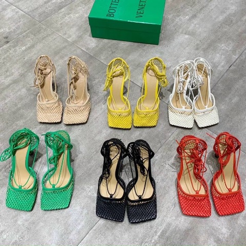 Tôi nghĩ bất kì người phụ nữ nào cũng có thể lột xác chỉ bằng một chiếc váy xinh đẹp và giày cao gót. Giày cao gót tiếp thêm sức mạnh cho phụ nữ bằng một cách nào đó.