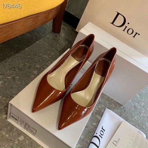 Tôi nghĩ bất kì người phụ nữ nào cũng có thể lột xác chỉ bằng một chiếc váy xinh đẹp và giày cao gót. Giày cao gót tiếp thêm sức mạnh cho phụ nữ bằng một cách nào đó.