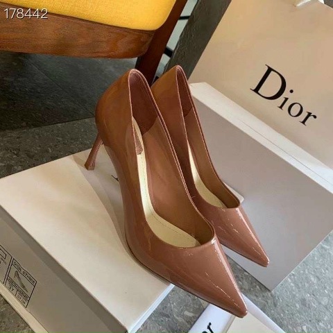 Tôi nghĩ bất kì người phụ nữ nào cũng có thể lột xác chỉ bằng một chiếc váy xinh đẹp và giày cao gót. Giày cao gót tiếp thêm sức mạnh cho phụ nữ bằng một cách nào đó.