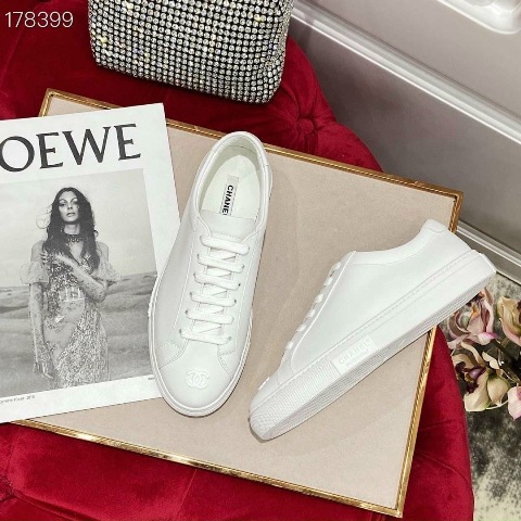 Tôi nghĩ bất kì người phụ nữ nào cũng có thể lột xác chỉ bằng một chiếc váy xinh đẹp và giày cao gót. Giày cao gót tiếp thêm sức mạnh cho phụ nữ bằng một cách nào đó.