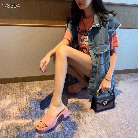 Một trong những vũ khí cải thiện vóc dáng được các mỹ nhân chuộng nhất chính là những đôi giày cao gót/sandal 