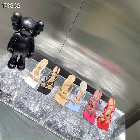 Một trong những vũ khí cải thiện vóc dáng được các mỹ nhân chuộng nhất chính là những đôi giày cao gót/sandal 