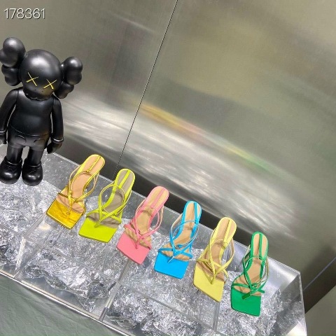 Một trong những vũ khí cải thiện vóc dáng được các mỹ nhân chuộng nhất chính là những đôi giày cao gót/sandal 