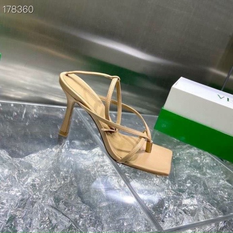 Một trong những vũ khí cải thiện vóc dáng được các mỹ nhân chuộng nhất chính là những đôi giày cao gót/sandal 