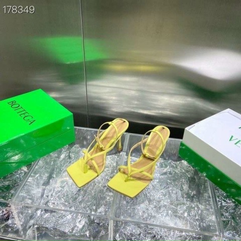 Một trong những vũ khí cải thiện vóc dáng được các mỹ nhân chuộng nhất chính là những đôi giày cao gót/sandal 