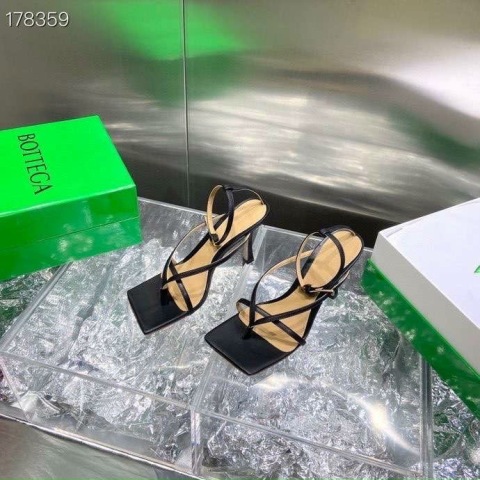 Một trong những vũ khí cải thiện vóc dáng được các mỹ nhân chuộng nhất chính là những đôi giày cao gót/sandal 