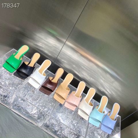 Một trong những vũ khí cải thiện vóc dáng được các mỹ nhân chuộng nhất chính là những đôi giày cao gót/sandal 