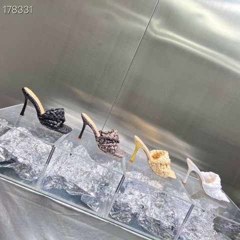 Một trong những vũ khí cải thiện vóc dáng được các mỹ nhân chuộng nhất chính là những đôi giày cao gót/sandal 