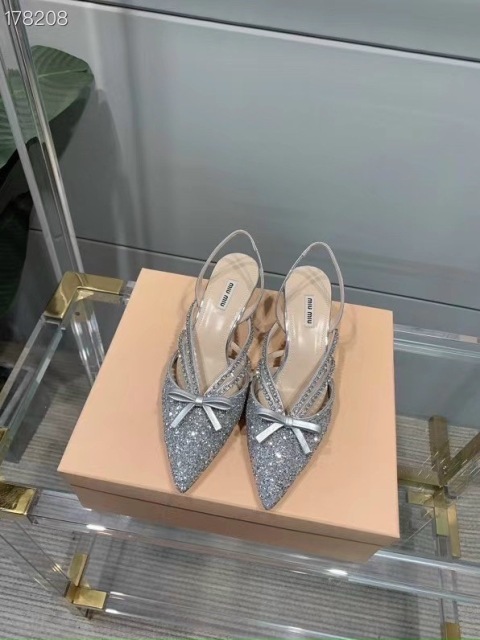 Một trong những vũ khí cải thiện vóc dáng được các mỹ nhân Việt chuộng nhất chính là những đôi giày cao gót/sandal 