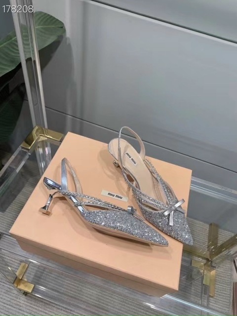 Một trong những vũ khí cải thiện vóc dáng được các mỹ nhân Việt chuộng nhất chính là những đôi giày cao gót/sandal 