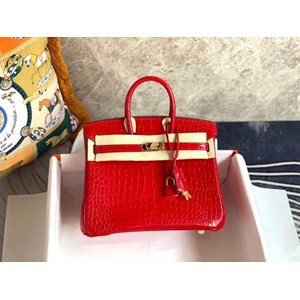 Hãy chọn cho mình một chiếc túi kiểu dáng thanh lịch, sang trọng, màu sắc trung tính để có thể dễ kết hợp cùng trang phục đi làm của bạn mà vẫn thể hiện đẳng cấp của mình.