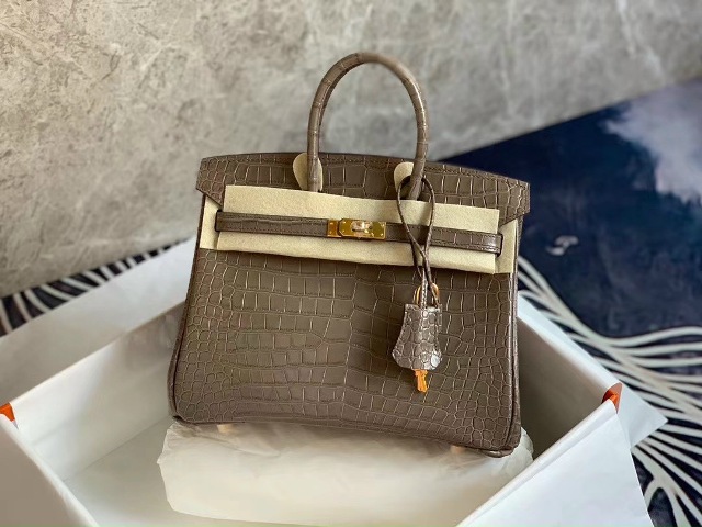 Hãy chọn cho mình một chiếc túi kiểu dáng thanh lịch, sang trọng, màu sắc trung tính để có thể dễ kết hợp cùng trang phục đi làm của bạn mà vẫn thể hiện đẳng cấp của mình.