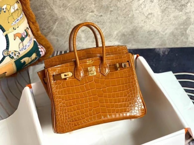 Hãy chọn cho mình một chiếc túi kiểu dáng thanh lịch, sang trọng, màu sắc trung tính để có thể dễ kết hợp cùng trang phục đi làm của bạn mà vẫn thể hiện đẳng cấp của mình.