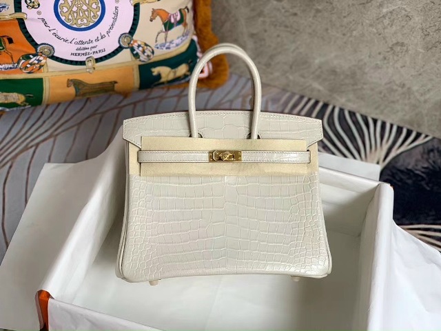 Hãy chọn cho mình một chiếc túi kiểu dáng thanh lịch, sang trọng, màu sắc trung tính để có thể dễ kết hợp cùng trang phục đi làm của bạn mà vẫn thể hiện đẳng cấp của mình.