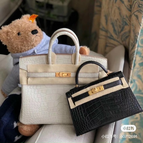 Hãy chọn cho mình một chiếc túi kiểu dáng thanh lịch, sang trọng, màu sắc trung tính để có thể dễ kết hợp cùng trang phục đi làm của bạn mà vẫn thể hiện đẳng cấp của mình.