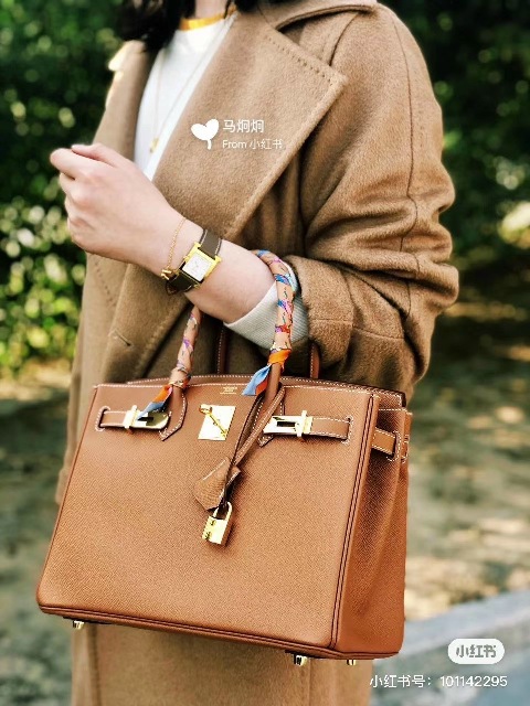 Hãy chọn cho mình một chiếc túi kiểu dáng thanh lịch, sang trọng, màu sắc trung tính để có thể dễ kết hợp cùng trang phục đi làm của bạn mà vẫn thể hiện đẳng cấp của mình.