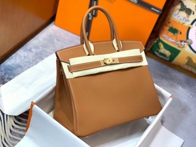 Hãy chọn cho mình một chiếc túi kiểu dáng thanh lịch, sang trọng, màu sắc trung tính để có thể dễ kết hợp cùng trang phục đi làm của bạn mà vẫn thể hiện đẳng cấp của mình.