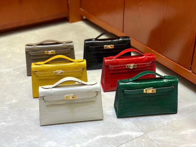 Hãy chọn cho mình một chiếc túi kiểu dáng thanh lịch, sang trọng, màu sắc trung tính để có thể dễ kết hợp cùng trang phục đi làm của bạn mà vẫn thể hiện đẳng cấp của mình.