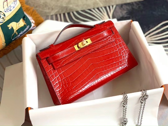 Hãy chọn cho mình một chiếc túi kiểu dáng thanh lịch, sang trọng, màu sắc trung tính để có thể dễ kết hợp cùng trang phục đi làm của bạn mà vẫn thể hiện đẳng cấp của mình.