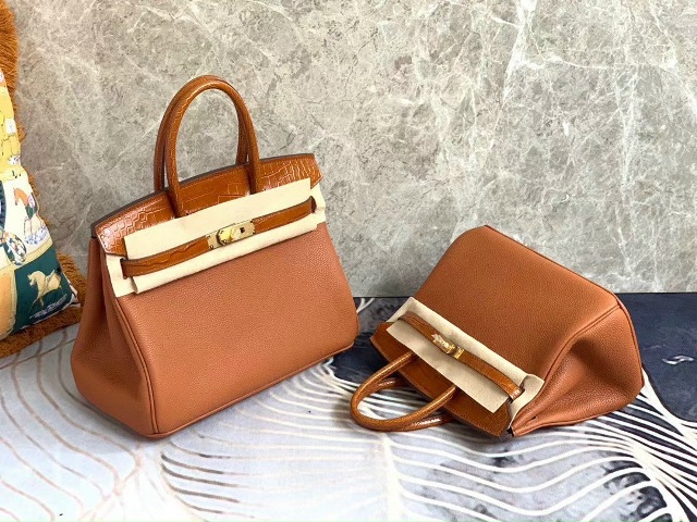 Hãy chọn cho mình một chiếc túi kiểu dáng thanh lịch, sang trọng, màu sắc trung tính để có thể dễ kết hợp cùng trang phục đi làm của bạn mà vẫn thể hiện đẳng cấp của mình.